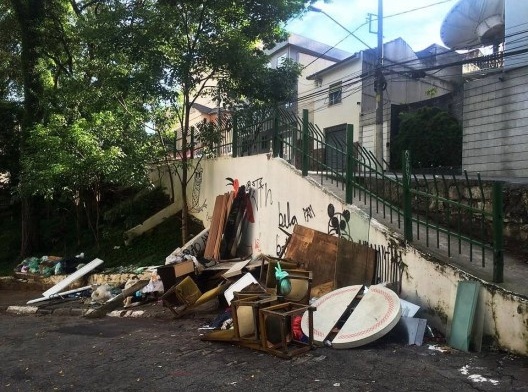 Entulho em praça do Bixiga, São Paulo