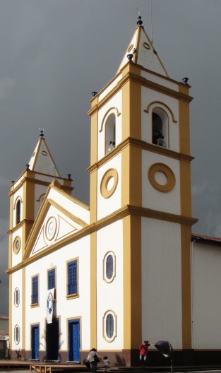 Igreja Matriz aguardando a tempestade, Cunha