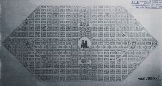 Traçado de Cidade Gaúcha: simetria, centralidade e vistas. Note-se a composição simétrica das praças e suas três igrejas; a principal, no centro, reproduzindo a fachada da Catedral de Notre Dame, de Paris