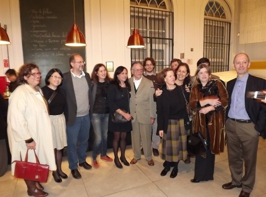 Carlos Lemos, no centro da foto, ao lado de sua esposa Clara Correia d’Alambert, na noite de homenagem pelos seus 90 anos no Museu da Casa Brasileira