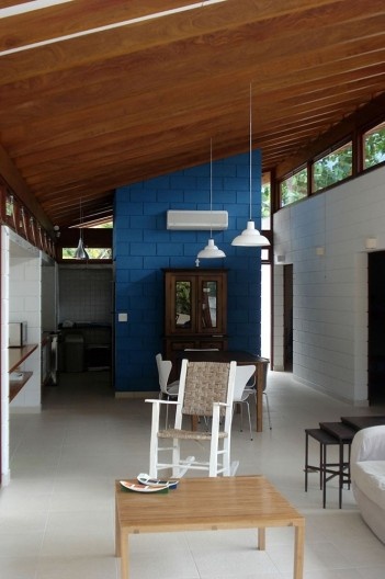 Residência em Guaecá, São Sebastião SP Brasil, 2006. Arquitetos Henrique Fina, Luis Mauro Freire e Maria do Carmo Vilariño (autores) / Projeto Paulista