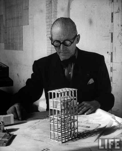 Le Corbusier estuda plantas e maquete da Unité d’Habitation, 1946
