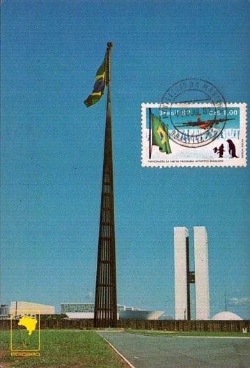 Mastro da Bandeira junto à praça dos Três Poderes, Brasilia DF, 1972. Arquiteto Sergio Bernardes