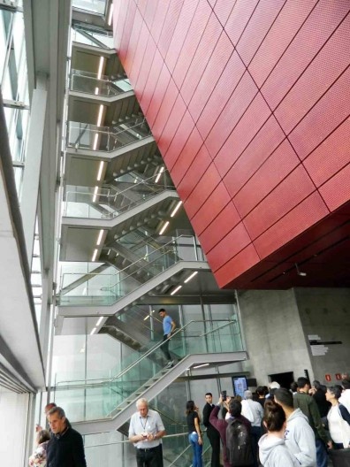 Instituto Moreira Salles, escada frontal não acessa o térreo e o 9o. pavimento, São Paulo, 2017. Arquitetos Vinicius Andrade e Marcelo Morettin
