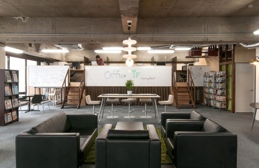 Coworking space 7F, localizado na saída leste da estação de Omiya, na prefeitura de Saitama no Japão