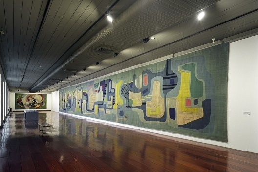 Tapeçaria do Centro Cívico de Santo André, 1968-1969. Obra têxtil com superfície contínua de mais de 80 m2, até hoje apontada como uma das maiores realizações do gênero em nosso país