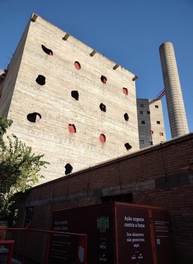Fotografia de um dos edifícios em concreto aparente apresentando os buzinotes na parte superior