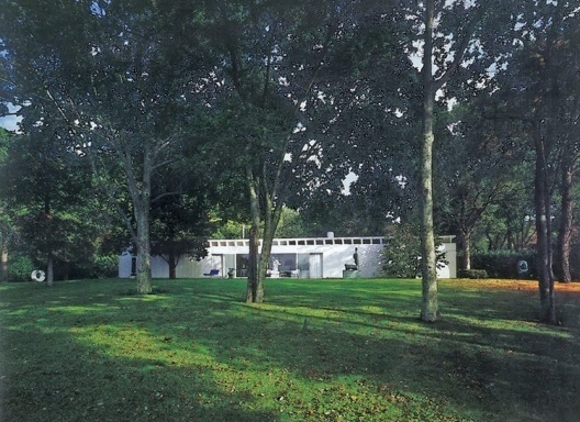 Vista da Casa Burnshaft desde o lago Georgica