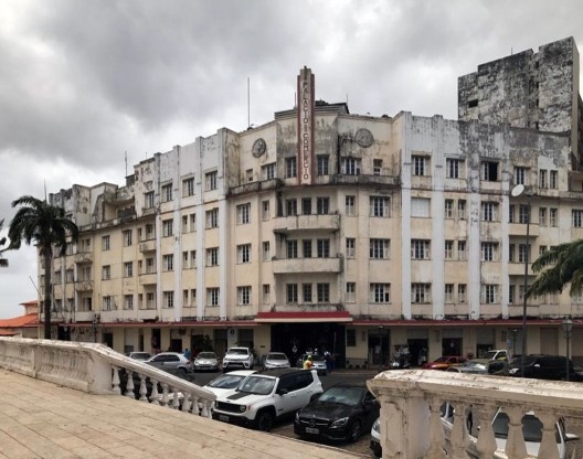Palácio do Comércio, visto a partir da Catedral da Sé, localizada na Praça Dom Pedro II, São Luís MA, 10 out. 2017