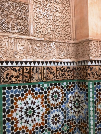 Azulejos coloridos e de composições geométricas: azuis vindos do cobalto, os verdes do cobre e os amarelos e ocres do ferro e do manganês