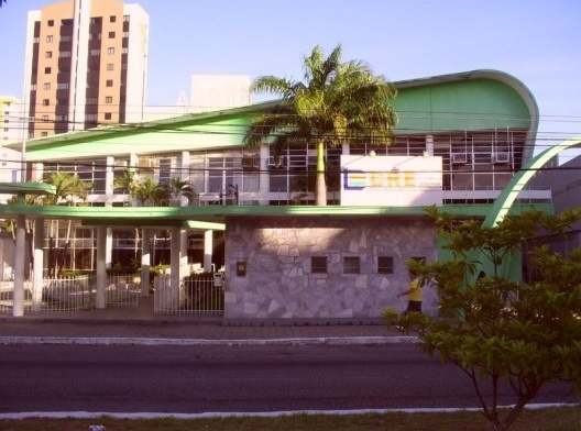 Sobre destroços, a casa da Rua Mossoró e... arquitetura