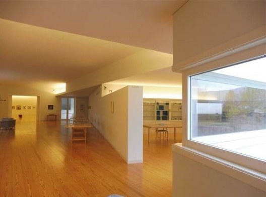 Museu de Arte Contemporânea Nadir Afonso, átrio, livraria e acesso antecâmara, Chaves, Portugal, 2015. Arquiteto Álvaro Siza