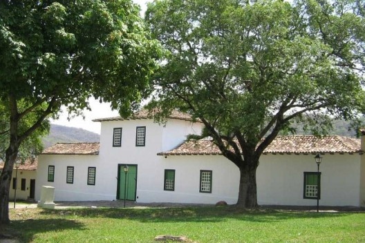 Quartel do XX, em um trecho das aleias de árvores que circundam a Praça Brasil Caiado