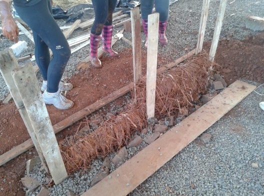 Execução da parede em palha enrolada