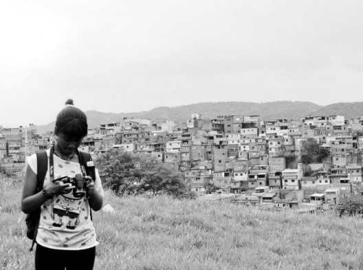 Cena das filmagens de Afeganistamos, direção e roteiro do Grupo Em Crise e Irmãos Guerra