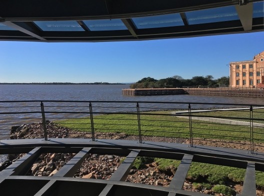 Estrutura do futuro piso transparente do restaurante Quase meia-noite com vista do Gasômetro e do atracadouro ao fundo