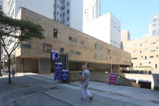 Praça das Artes, acesso pela rua Conselheiro Crispiniano, São Paulo SP, 2012. Arquitetos Marcelo Ferraz, Francisco Fanucci e Marcos Cartum/ Brasil Arquitetura
