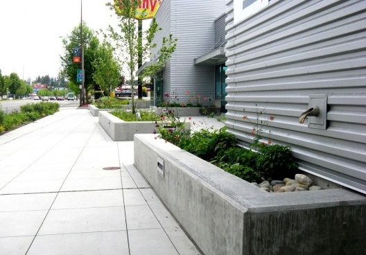 Canteiros pluviais que ofertam serviços de regulação – controle de inundação no Wally Parc em Sea Tac, WA. SvR Design Company