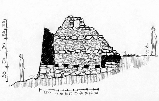 Corte da ruína com marcas do barrote do assoalho. Abaixo da linha do piso, ficava o chamado “cabouco” ou “inferno” do moinho, onde se localizava o rodízio. À direita, vê se o indicio de uma provável caixa (“cubo” ou “presa”) para aumentar a vazão do esgui