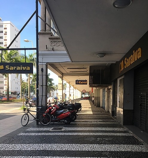 Estacionamento de motocicletas sob pórticos do Hotel Atlântico, Gonzaga, Santos SP Brasil