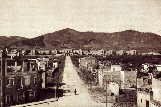 Vista de um bairro de Barcelona em 1888, com a serra de Collserola quase totalmente desmatada ao fundo.