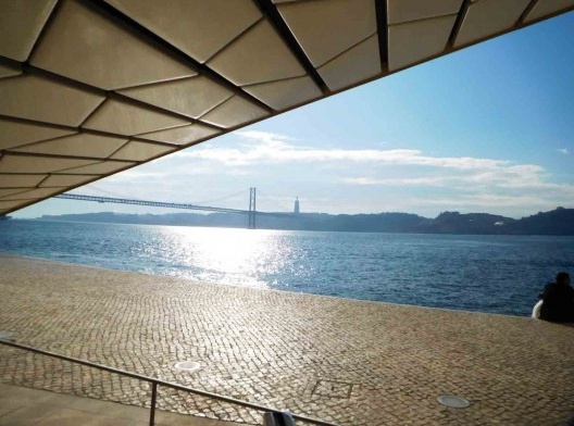 MAAT e a ponte 25 de Abril ao fundo, Lisboa