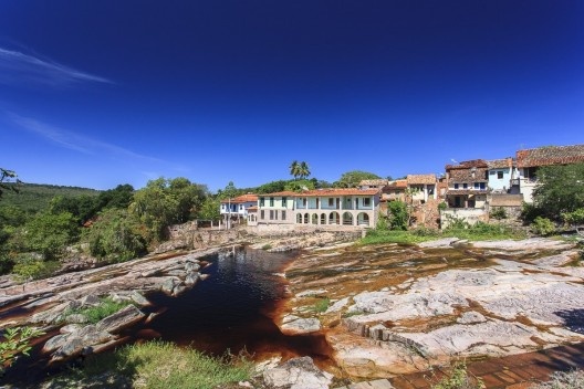 Após a ponte, as águas tomam força devido ao desnível do leito