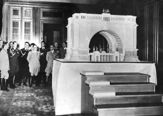 Albert Speer e Hitler examinam o modelo do Arco do Triunfo da nova Berlim