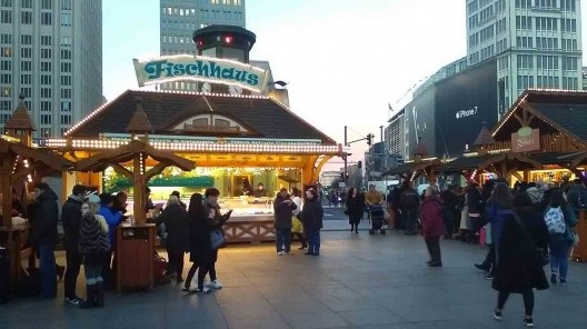 Feira natalina na Potsdamer Platz, com vista para a Ebertstraße