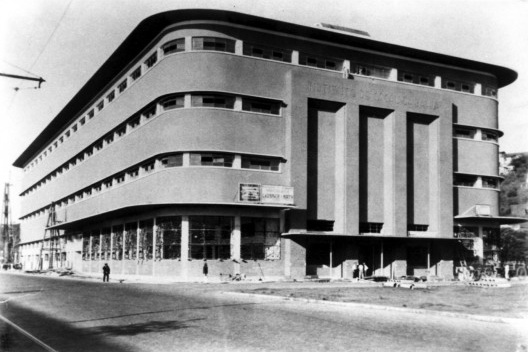 Instituto do Cacau, fachadas principal e lateral, com seus cantos arredondados e basculantes fixos