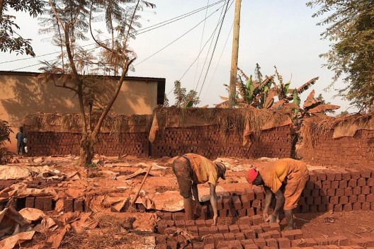 Moradores locais trabalhando em obra autoconstruída