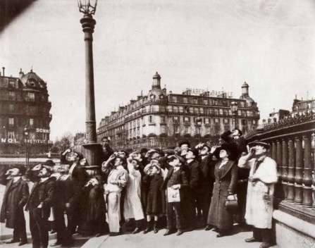 'Pendant l'Eclipse - 1912' Eugène Atget.