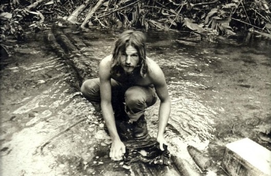 Expedição de atração dos índios Kreñakãrore, 1972. Vida dura: o repórter Valdir Zwetsch lavando roupa num riacho