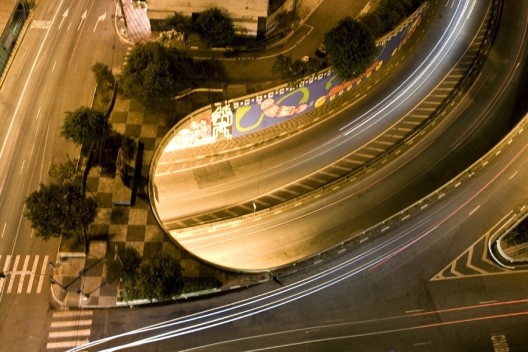 Vista do Edifício Anchieta para a rua da Consolação e acesso subterrâneo da Avenida Paulista