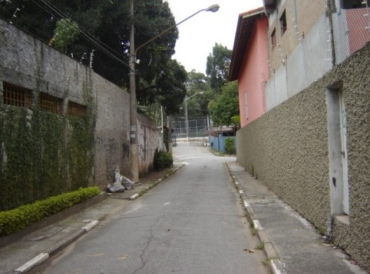 Traçados característicos da rua Albina Barbosa e de suas travessas, logo a jusante do lago, denunciam a presença do córrego