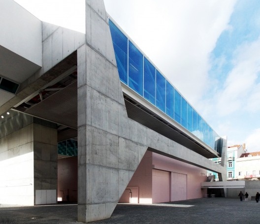 O auditório, volume cor-de-rosa, assentado diretamente sobre o terreno, integra-se à praça interna do museu