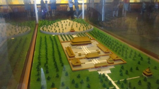 Maquete do Mausoleu Chang, em que pode-se ver a montanha artificial sob a qual o imperador foi enterrado, além da sucessão de pátios e edifícios cerimoniais