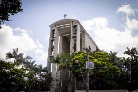 Igreja Matriz São Luis Gonzaga, Brusque. Arquiteto Gottfried Böhm. Perspectiva externa a partir da Praça Barão von Schneeburg