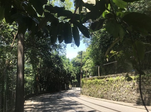 Trecho da rua Almirante Alexandrino entre o quartel do Corpo de Bombeiros e o castelinho do Ceat, na rampa de acesso à Estrada Dom Joaquim Mamede