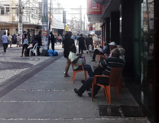 Cadeiras na rua de pedestres, centro de Aracaju