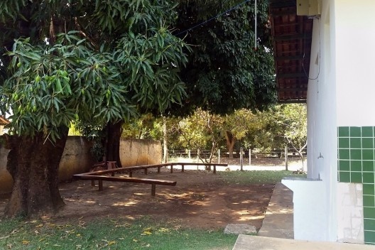 Sala de aula externa anexa ao laboratório de suíno