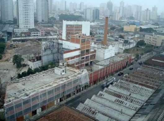 A fábrica União sendo golpeada até a morte. Foto de ago. 2009