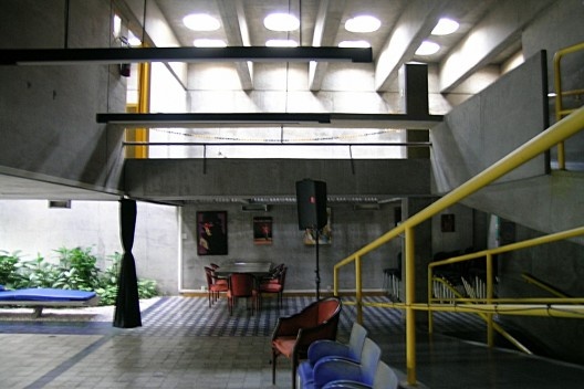 Vista do ambiente central da residência Telmo Porto