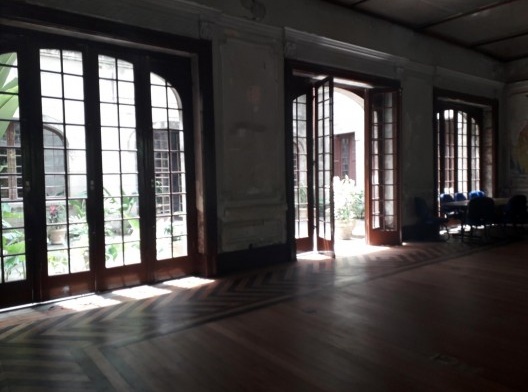 Salão e jardim interno do prédio principal da Casa do Estudante Universitário no Rio de Janeiro