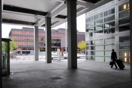 Science City: Vista do edifício HIL, que abriga o Institute for Technology in Architecture (ITA) e a Faculdade de Arquitetura, através do pilotis do edifício HCI, onde se encontra o FIRST Center for Micro- and Nanoscience