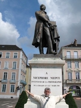 Salomon Cytrynowicz junto a estátua de Joseph Nicéphore Niépce