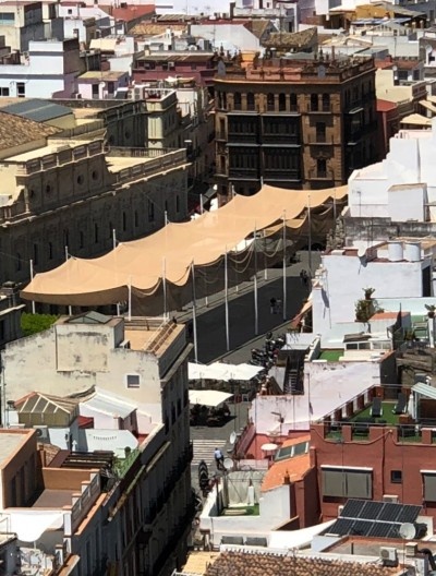 Toldo urbano na avenida de la Constitución