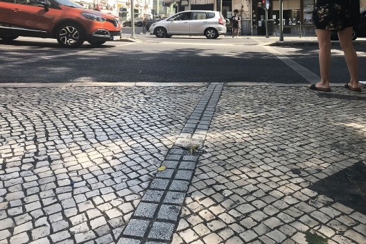 Calçada de pedra portuguesa nivelada e faixa de travessia rebaixada, Lisboa