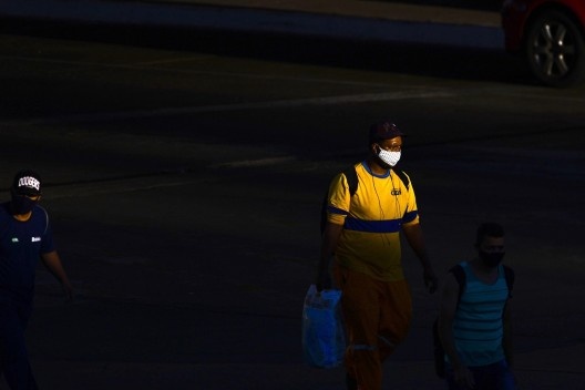 Pedestres usando máscaras, Brasília DF