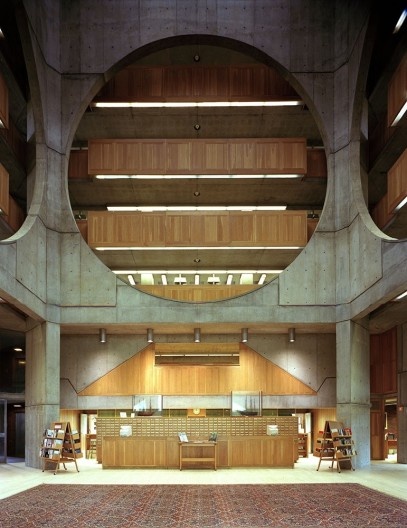 Átrio da Phillips Exeter Academy library, Exeter, New Hampshire, EUA, 1971. Arquiteto Louis Kahn